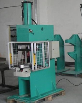汽車行業(yè)如何運(yùn)用鉚接機(jī)提高組件質(zhì)量和生產(chǎn)效率？